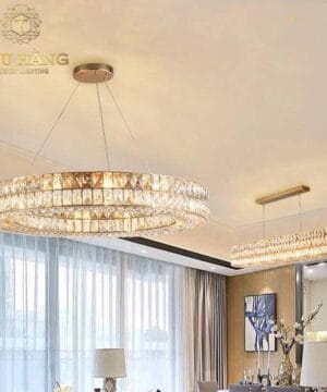 Căn phòng bừng sáng bởi đèn thả pha lê