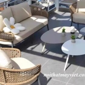 Bộ Bàn Ghế Mây Ở Ngoài Vườn